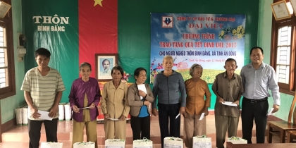 Công ty CP Đầu tư & Thương mại Đại Việt tặng quà tết cho người nghèo