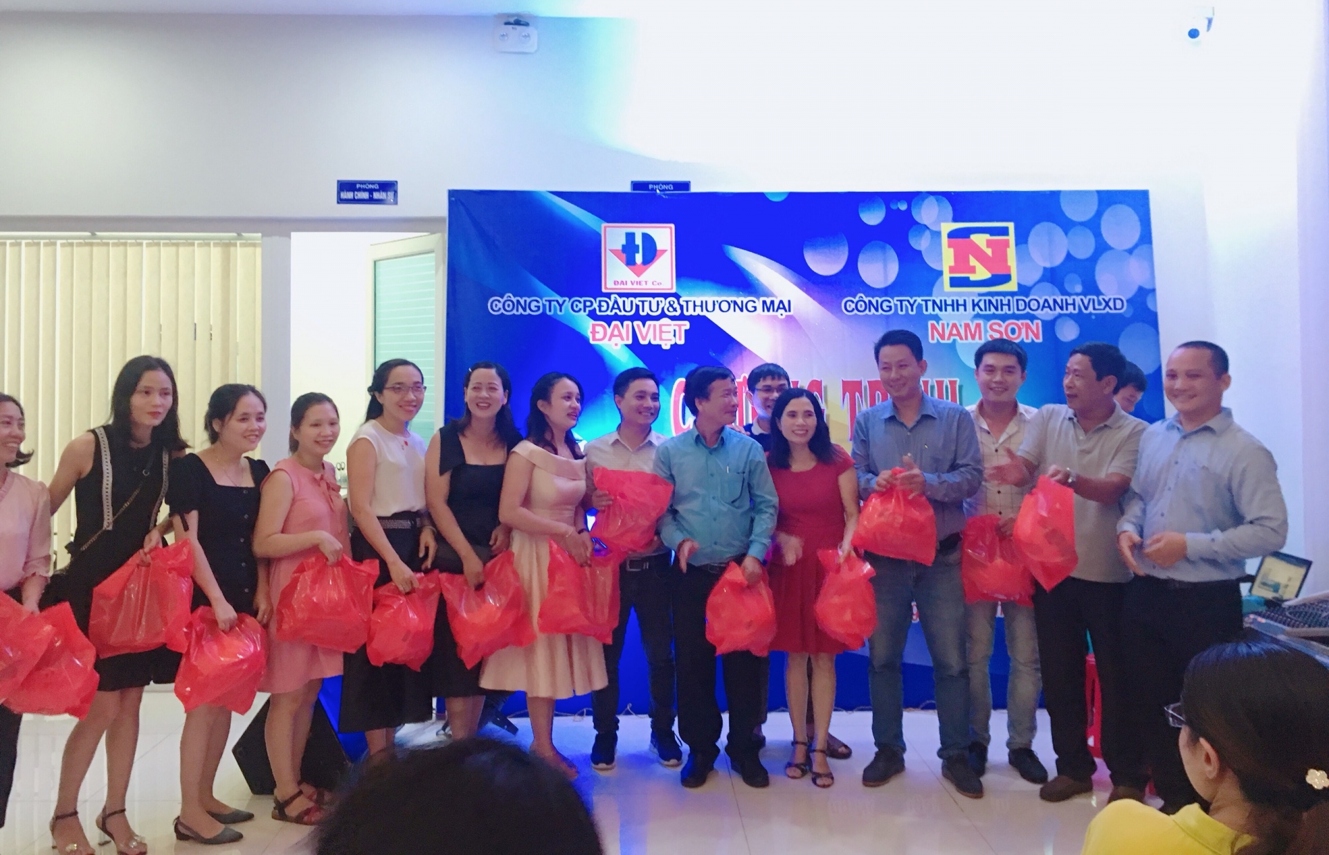 Tại buổi giao lưu Nhà phân phối xi măng Đại Việt tặng cho đối tác Công ty Nam Sơn những phần quà ý nghĩa.